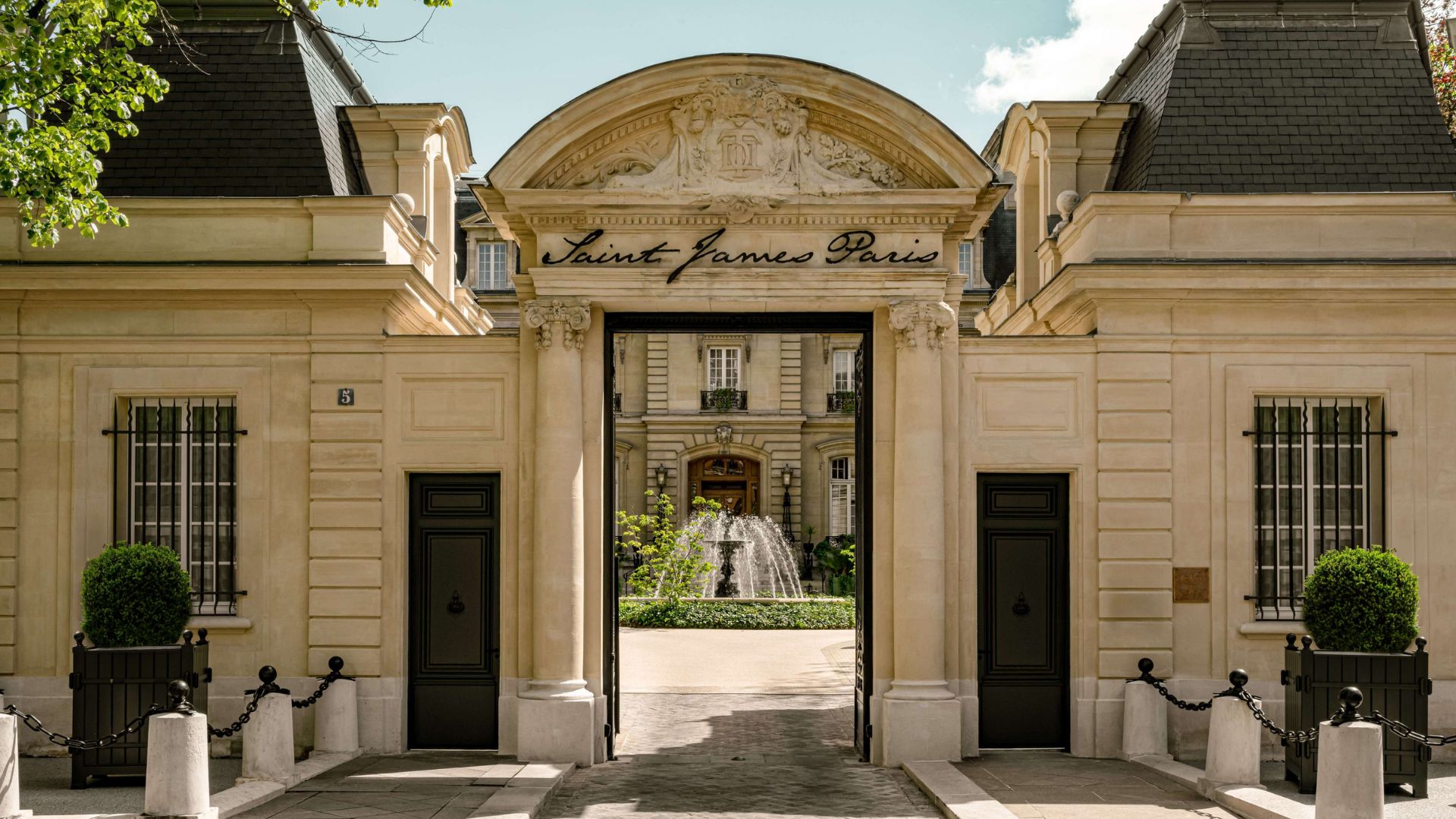 L'entrée de l'hôtel © Le Saint James Paris