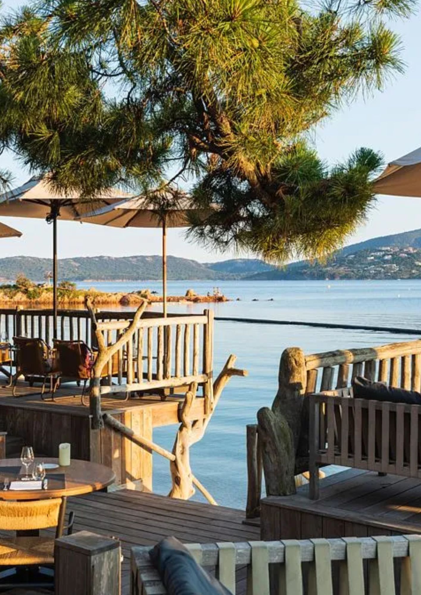 La terrasse de l'hôtel donnant sur la mer © Grand Hôtel Cala Rossa