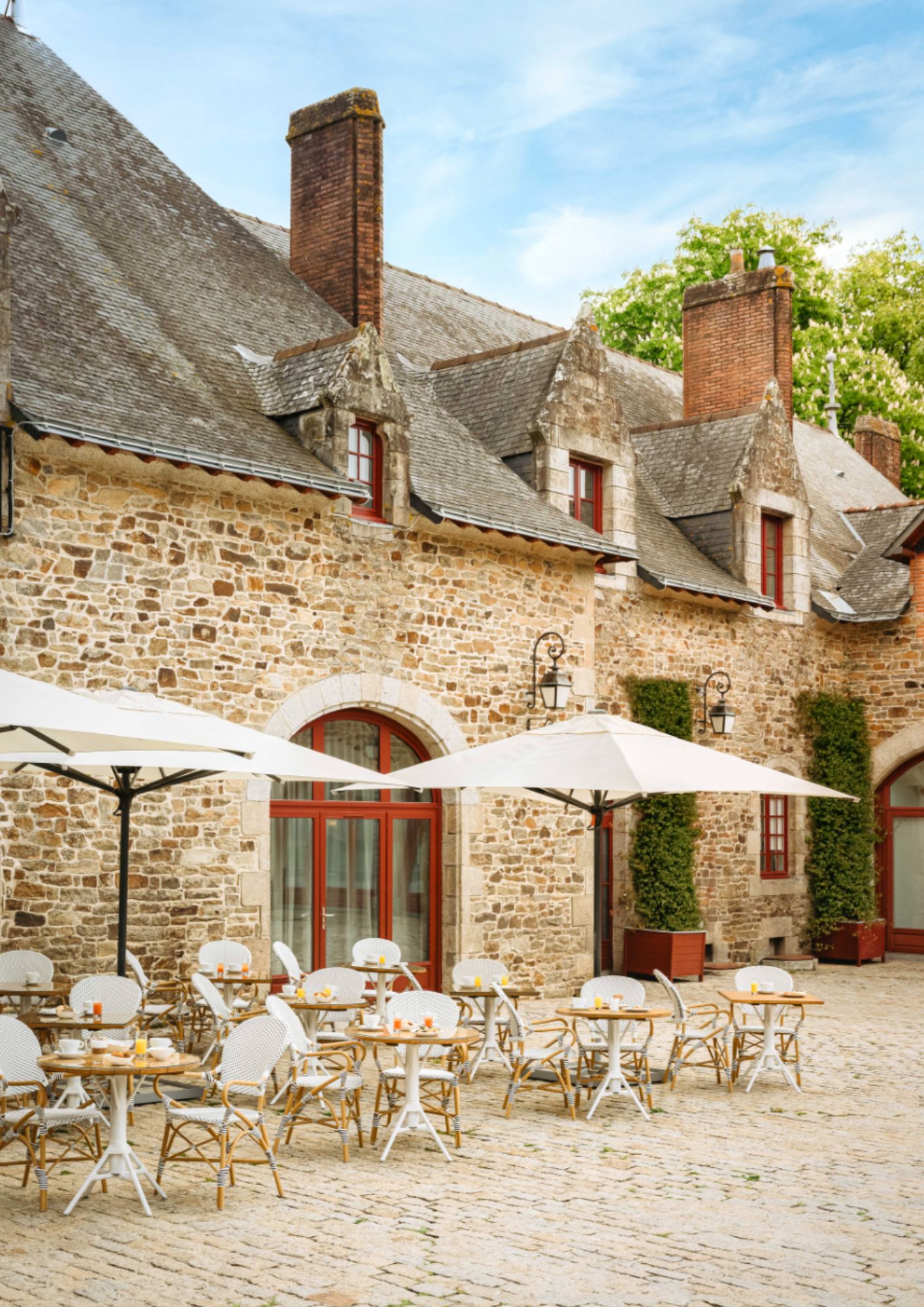 La terrasse d'un des plus beaux hôtels romantiques de Bretagne © Domaine de la Bretesche