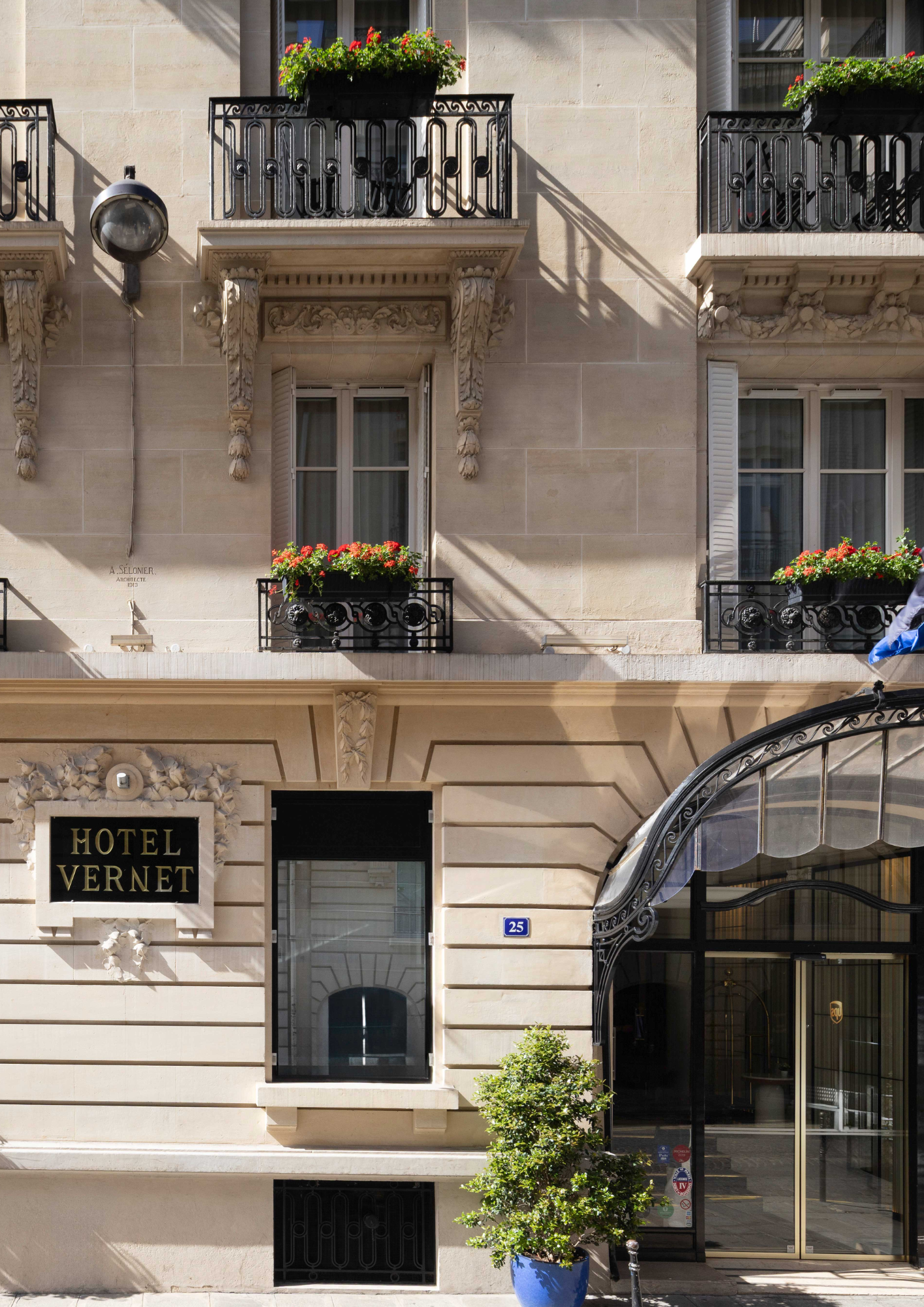 La devanture de l'hôtel Vernet © BSignature