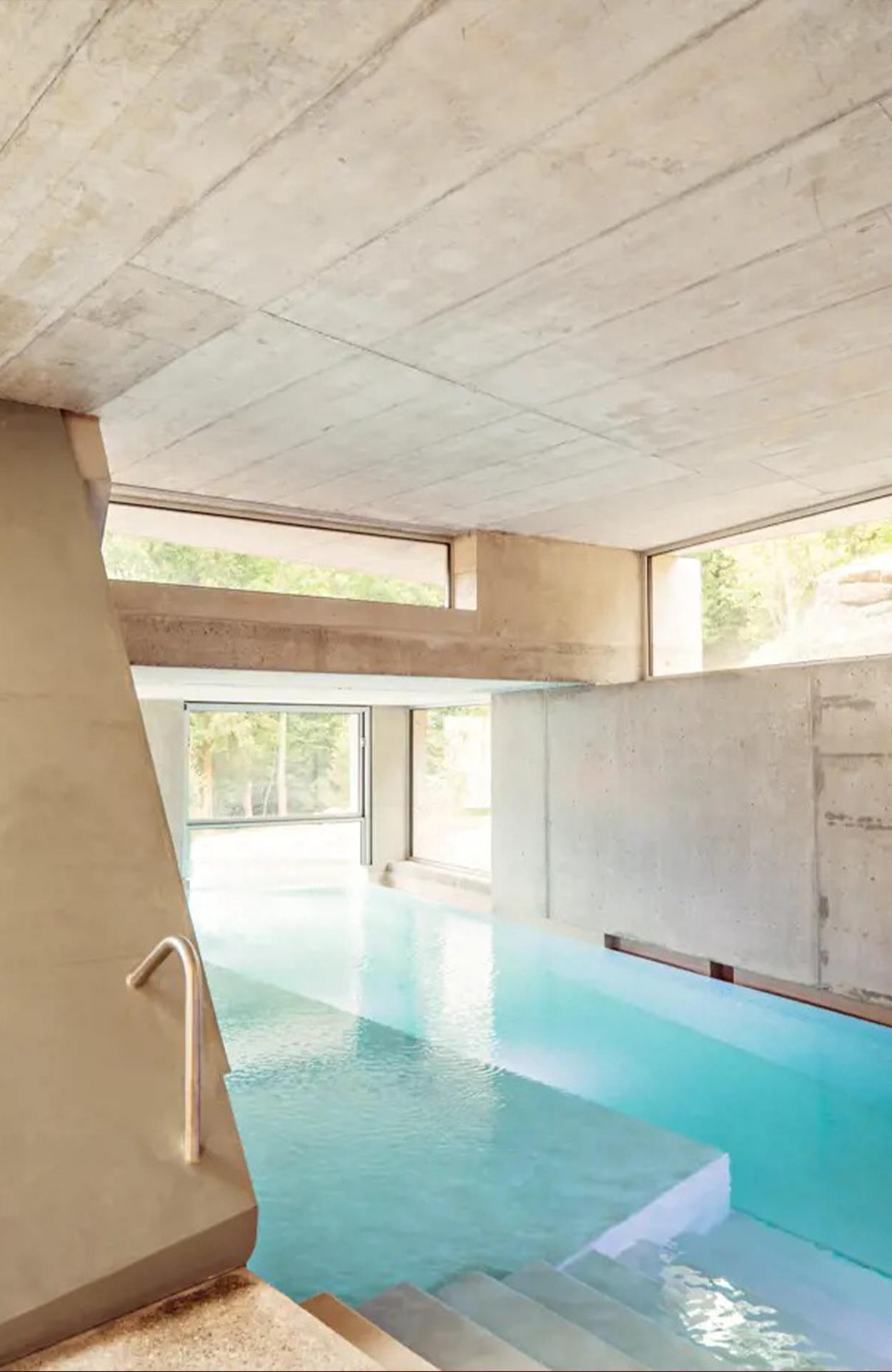 La piscine du spa de l'hôtel de Wengen en Suisse le Grand Hotel Belvedere