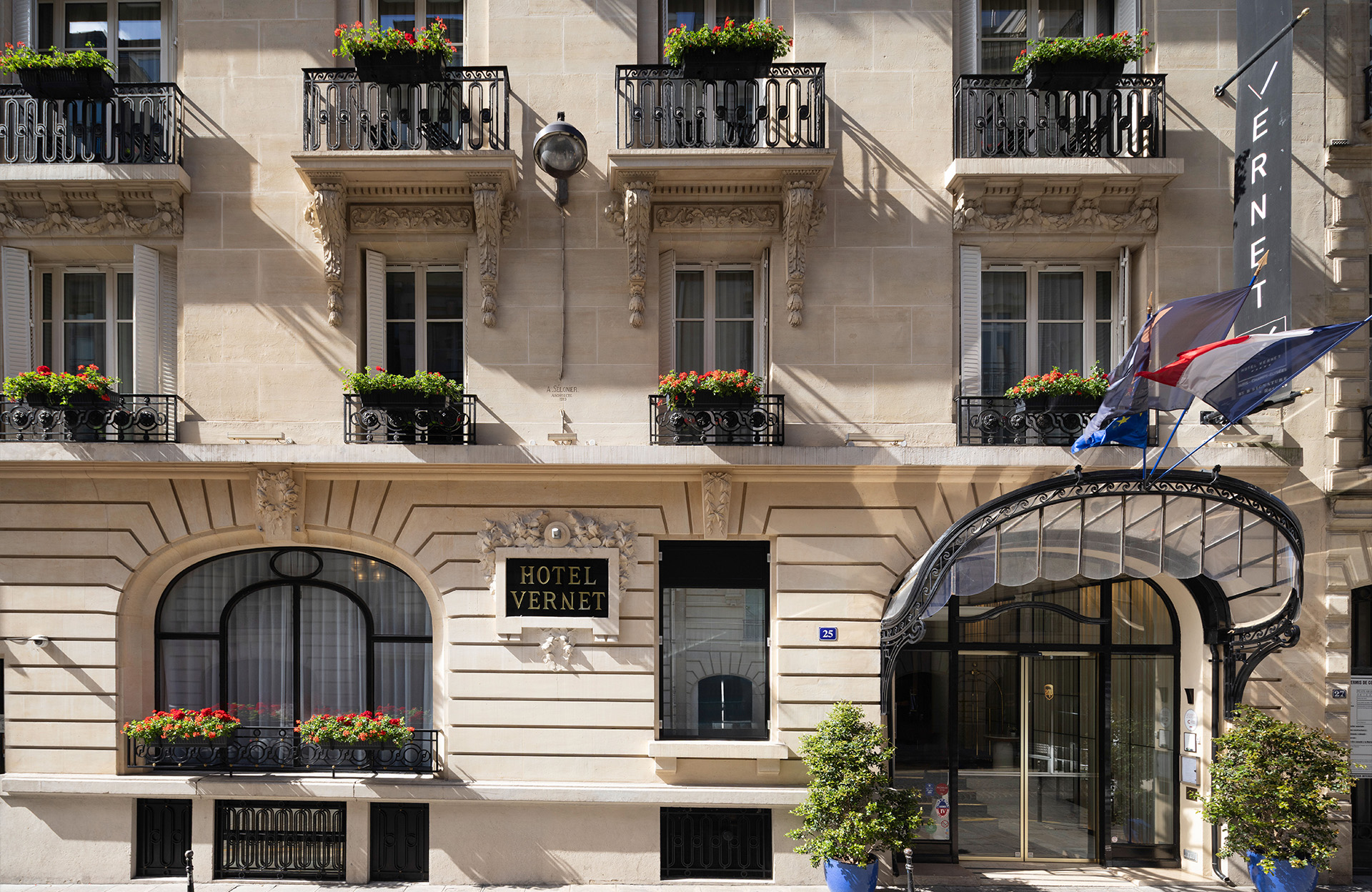 La façade de l'hôtel des Champs-Elysées l'Hôtel Vernet