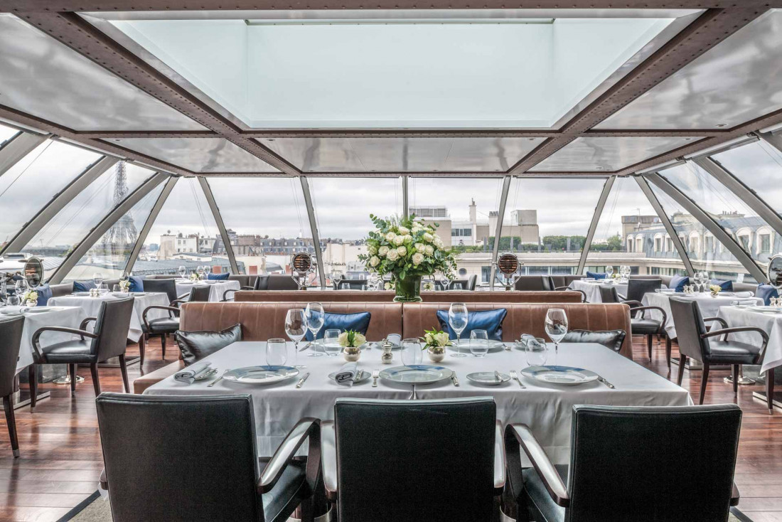Vue sur la tour Eiffel depuis la salle à manger de L’Oiseau Blanc © The Peninsula Paris