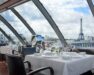 Vue sur la tour Eiffel depuis la salle à manger de L’Oiseau Blanc © The Peninsula Paris