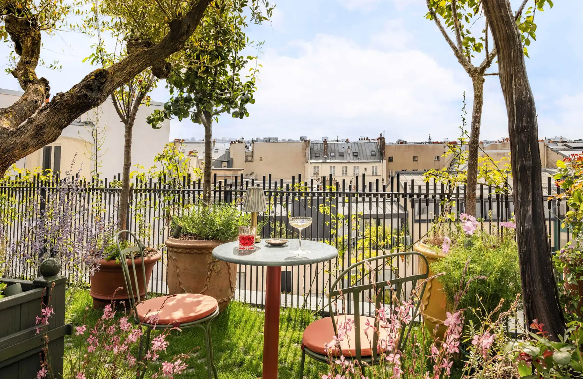 Une table avec vue sur les toits de Paris de l'hôtel La Fantaisie