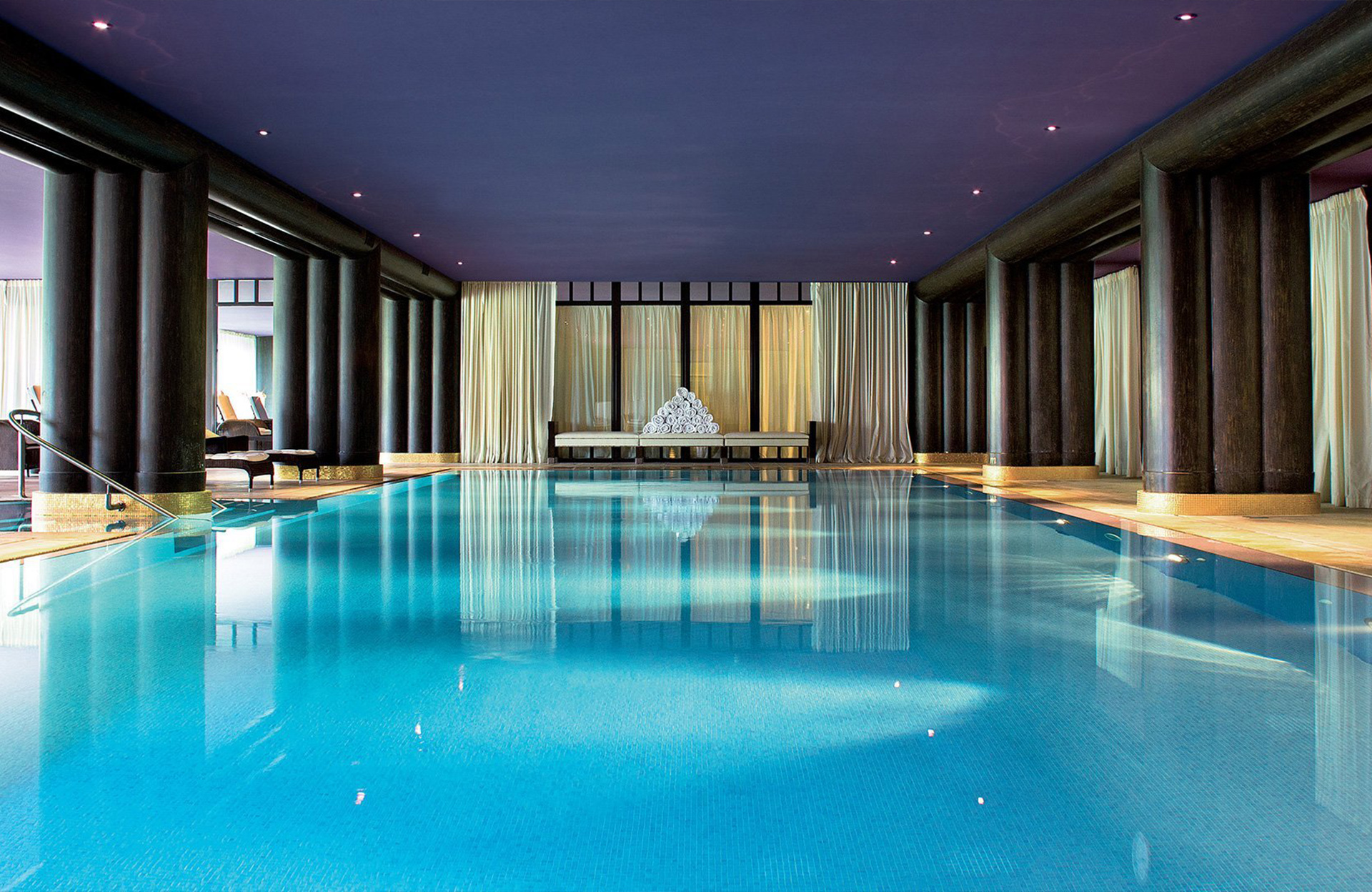 La piscine du spa de l'hôtel en Suisse La Réserve Genève