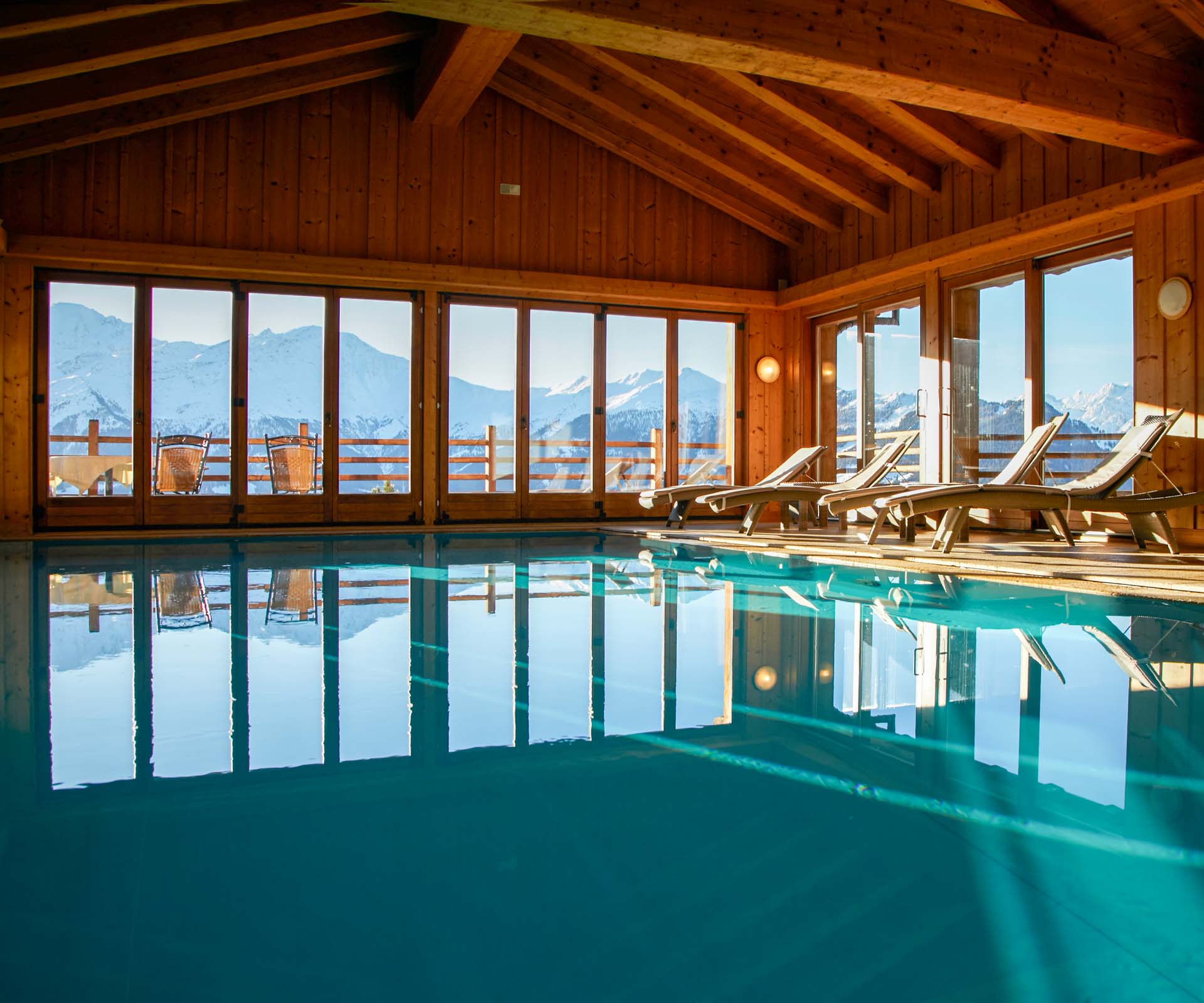 La piscine de l'hôtel avec spa Le Chalet d'Adrien © DR