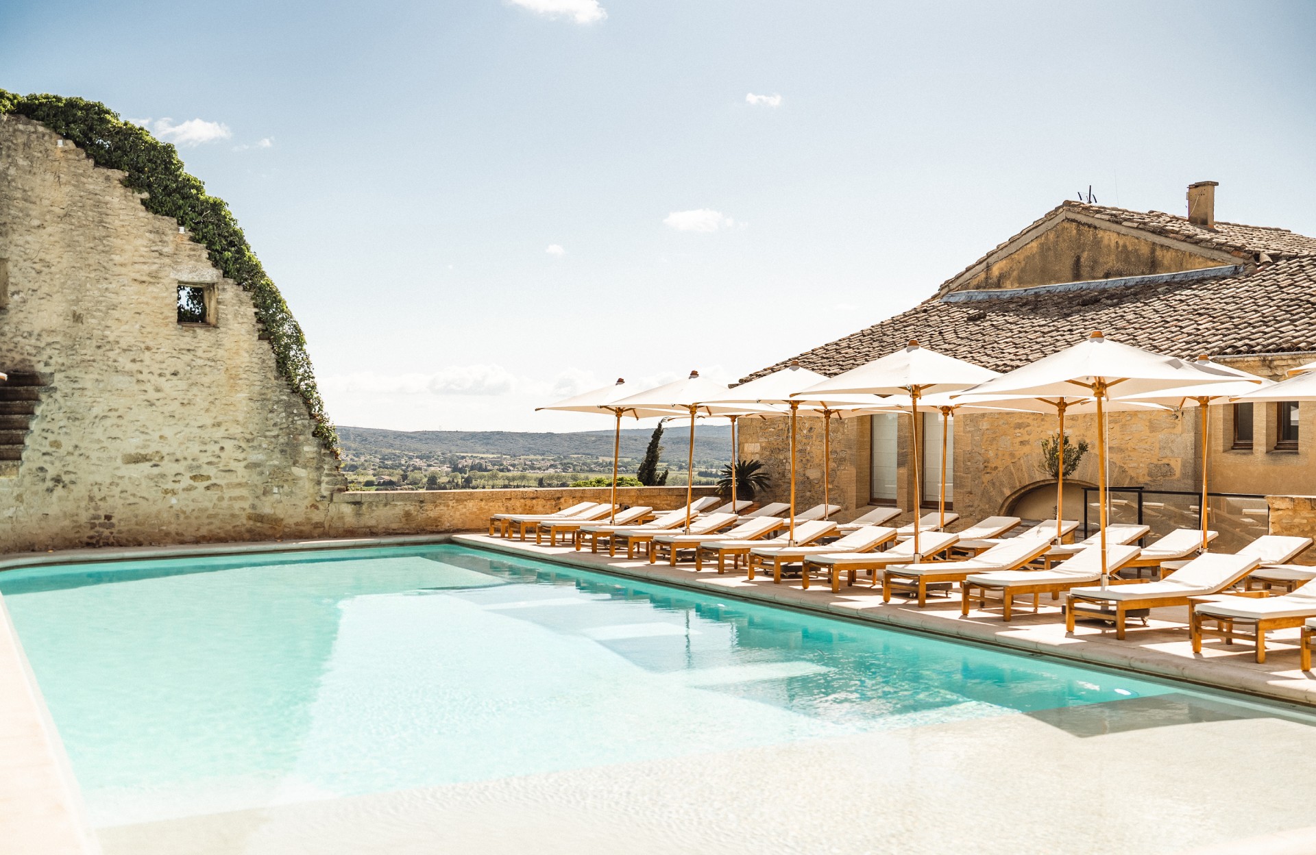 La piscine extérieure de l'hôtel Le Vieux Castillon