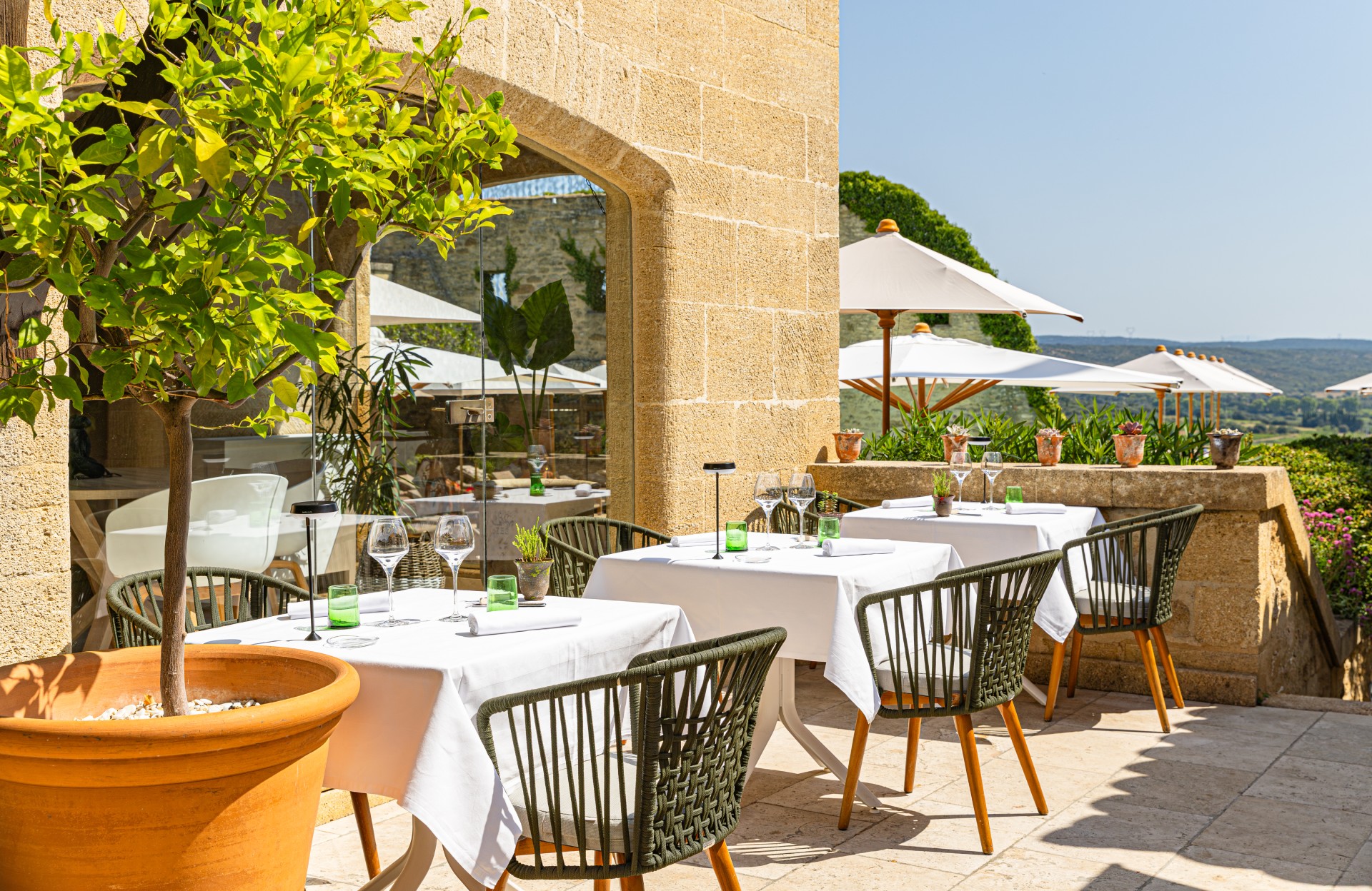 La terrasse du restaurant de l'hôtel Le Vieux Castillon