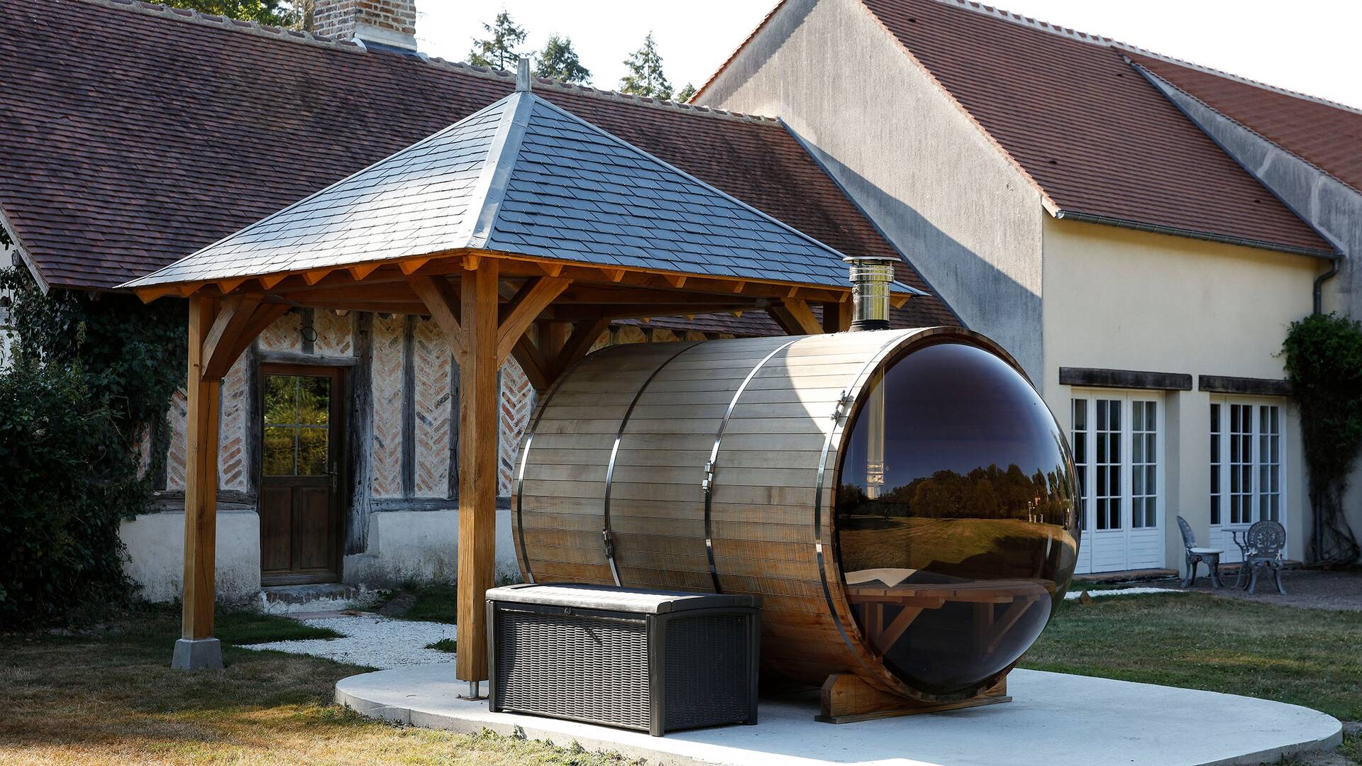 Le sauna exterieur à l'hotel Chateau Les Muids © 2026 L'Hostellerie du Château les Muids