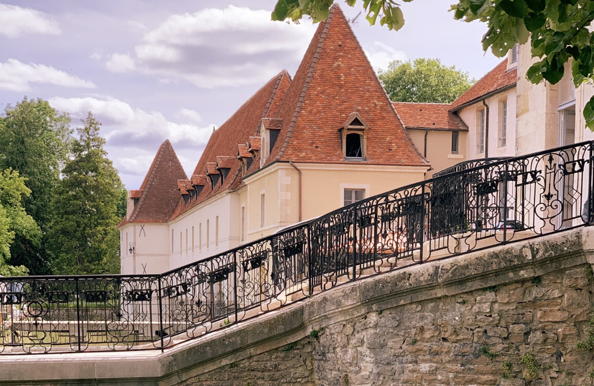 The facade of the 5-star hotel in Burgundy, Les Sources de Vougeot