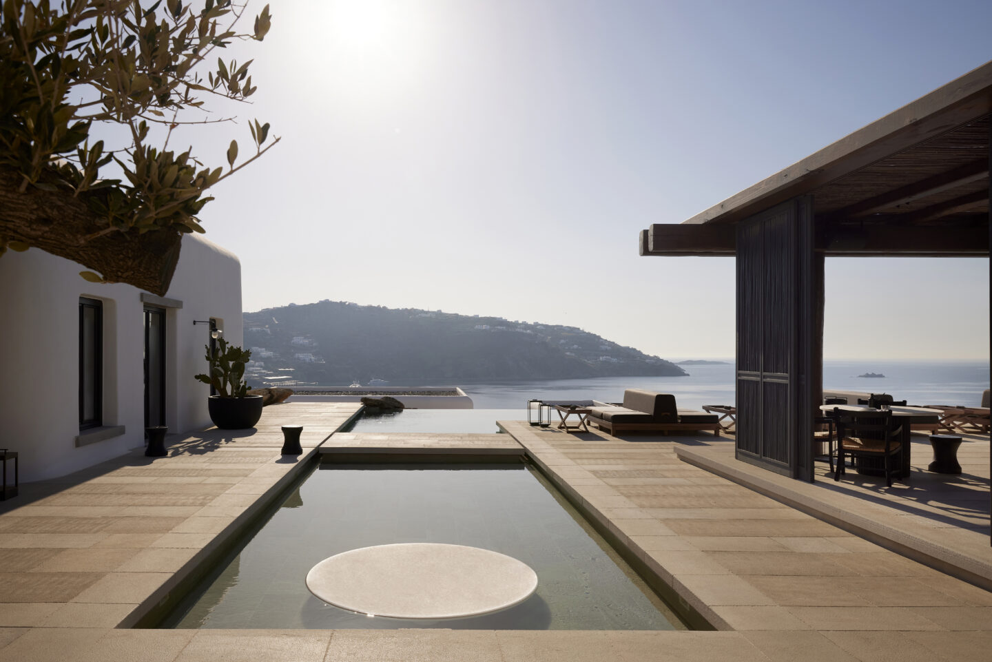 Le restaurant bar principal de la piscine de l'hôtel 5 étoiles à Mykonos © Kalesma Mykonos