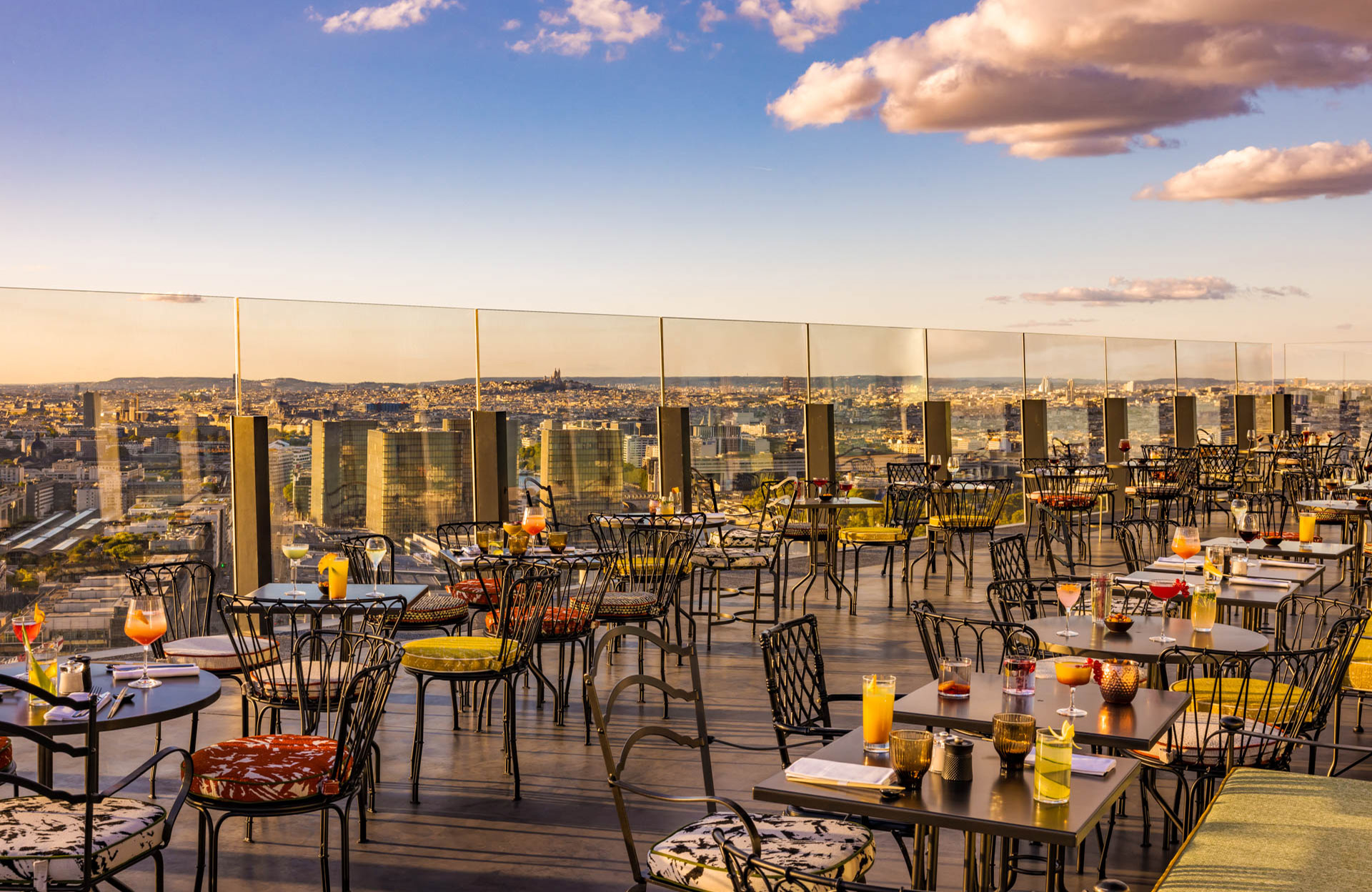Vue sur Paris depuis la terrasse du TOO TacTac Skybar du TOO Hôtel
