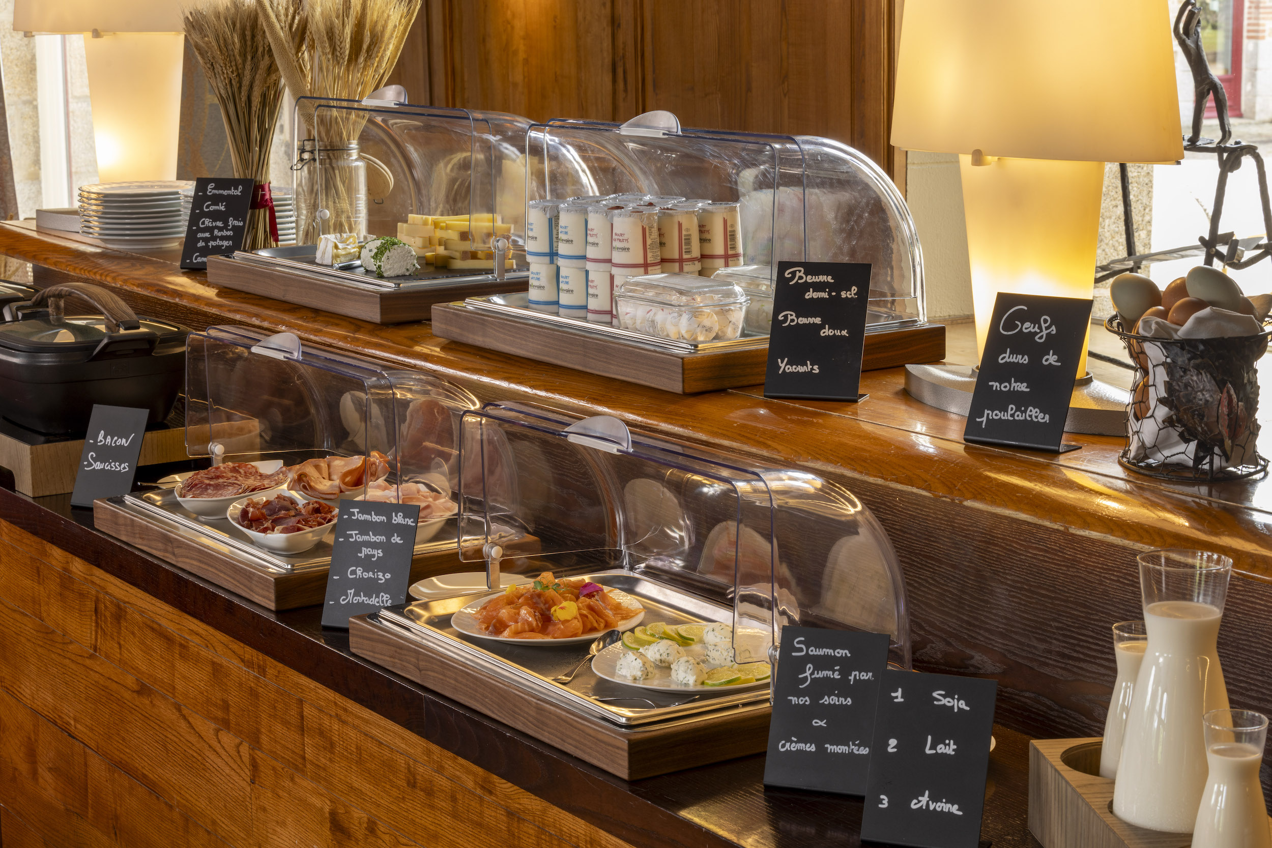 Le buffet petit-déjeuner du restaurant de l'hôtel © Domaine de la Bretesche
