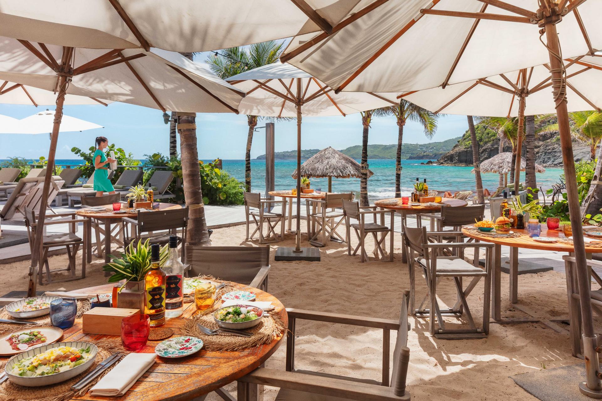 Le restaurant de l'hôtel dans le sable © Manapany